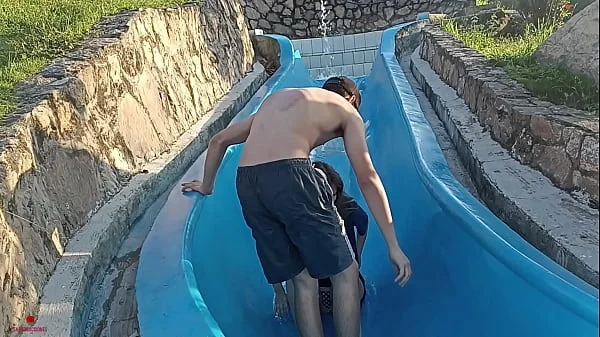 mi hermanastra se queda atorada en la piscina y aprovecho el momento para follarla.